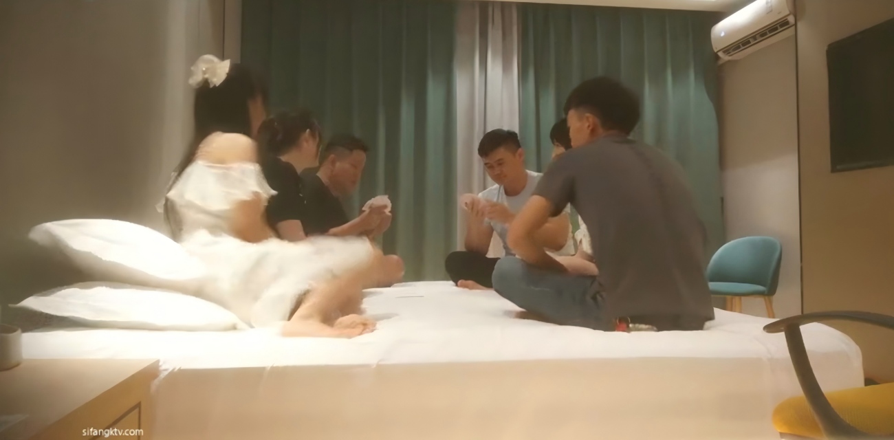 一张床三对夫妻满屋子裸体 赤裸裸轮流玩6P 大奶少妇被围攻 太刺激了