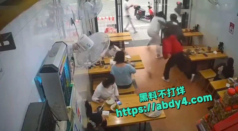 小仙女面馆一人独占两凳态度嚣张被男子及父亲当场暴打  7