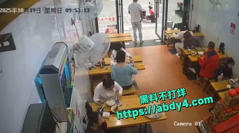 小仙女面馆一人独占两凳态度嚣张被男子及父亲当场暴打  4