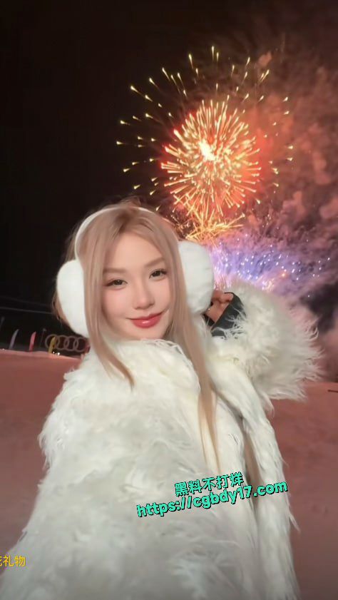 网红刀小刀 被警察从公寓带走7