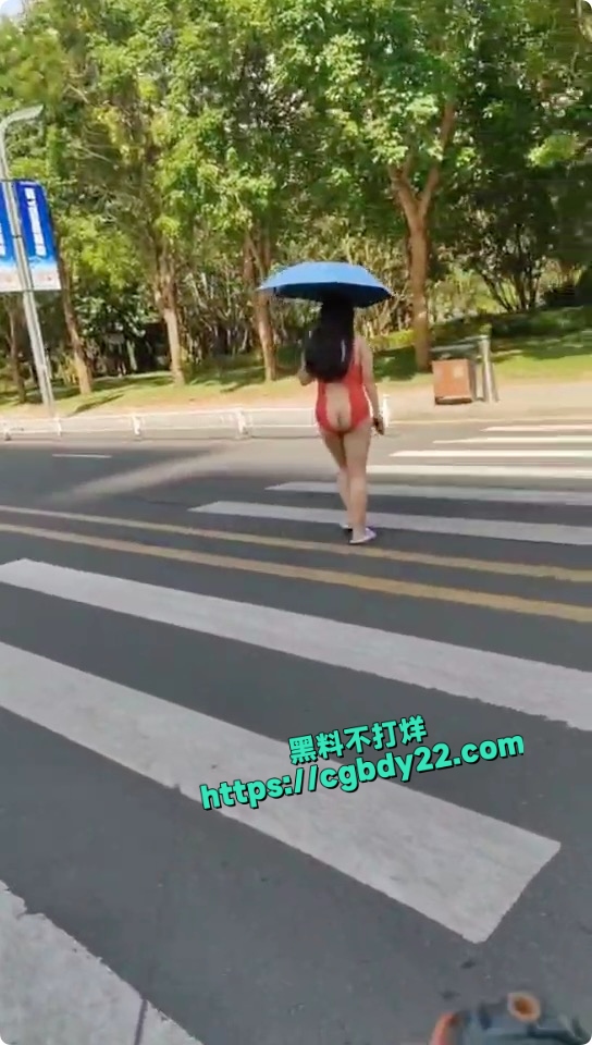 开档露皮红色情趣制服 大街上疯狂露出 人流中穿过3