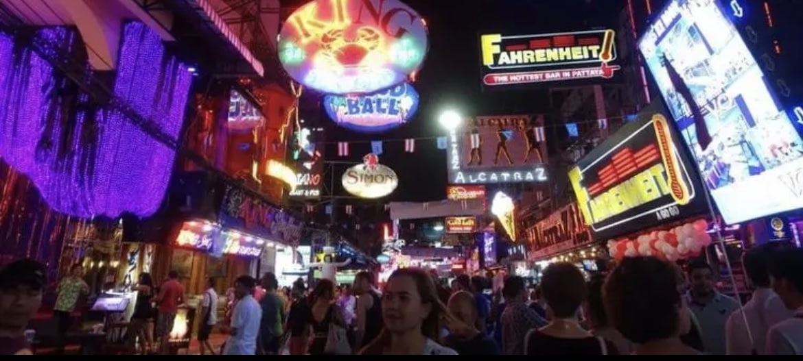 泰国芭提雅夜场大厅成人秀 美女倮嗨 还得是国外的夜场啊。