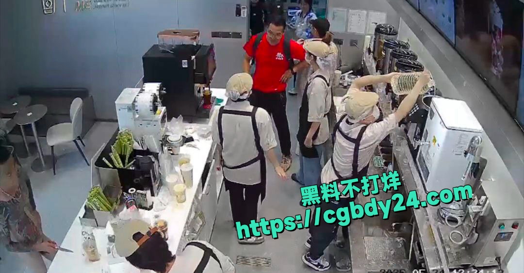 古茗奶茶店精神纹身男脱光衣服抢劫1