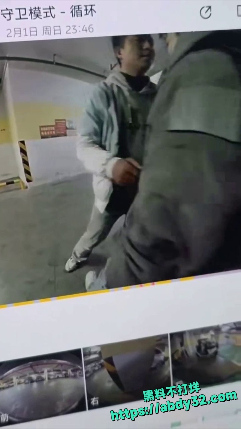 男同情侣电车旁激情热吻视频5