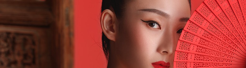 骚妻说，如果单男摄影师来了，就摆这个姿势让他把C奶和蝴蝶拍个够