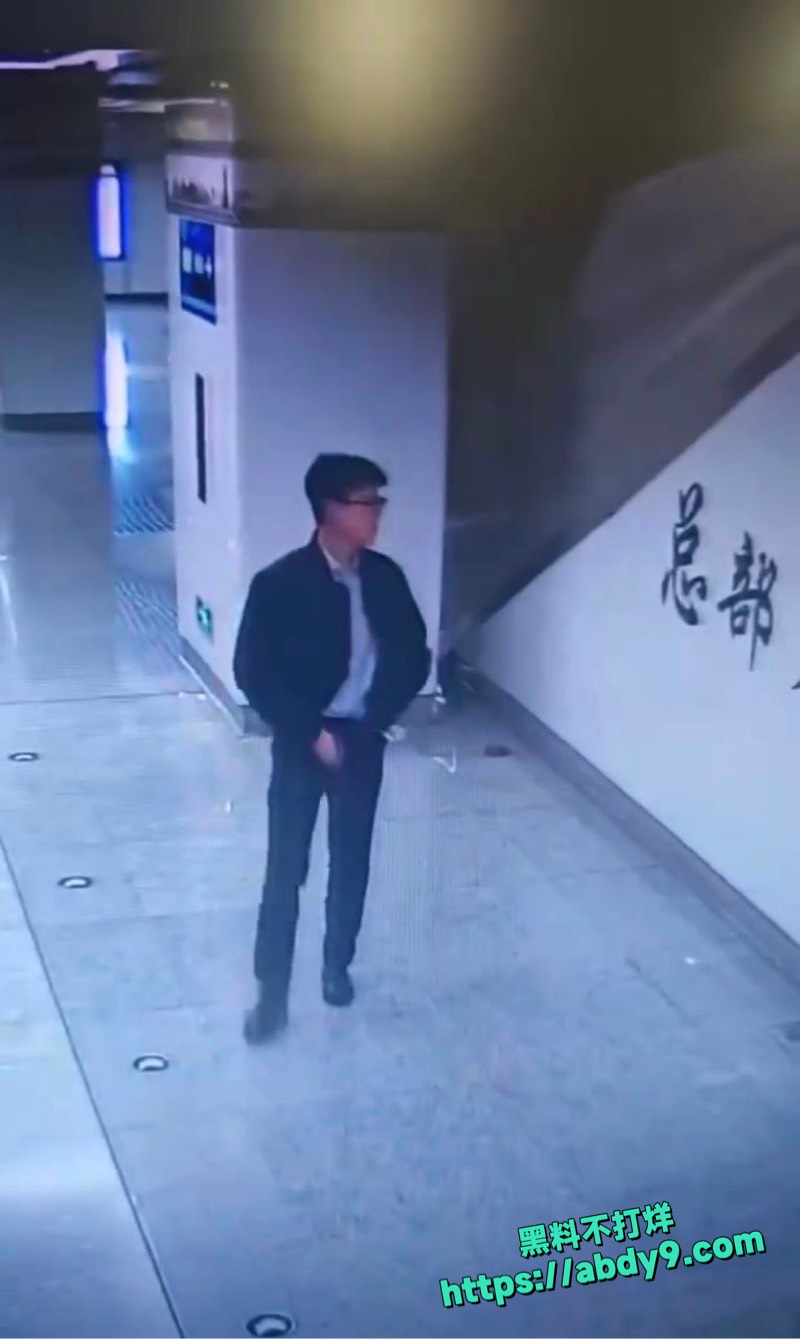 南宁总部基地地铁男子随地大小便 1