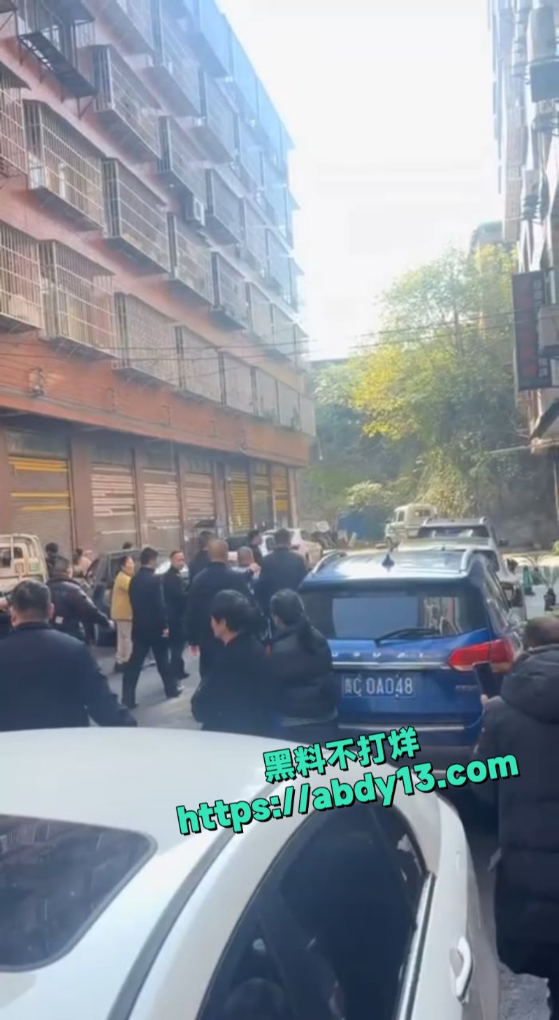 民警押送男子指认现场2