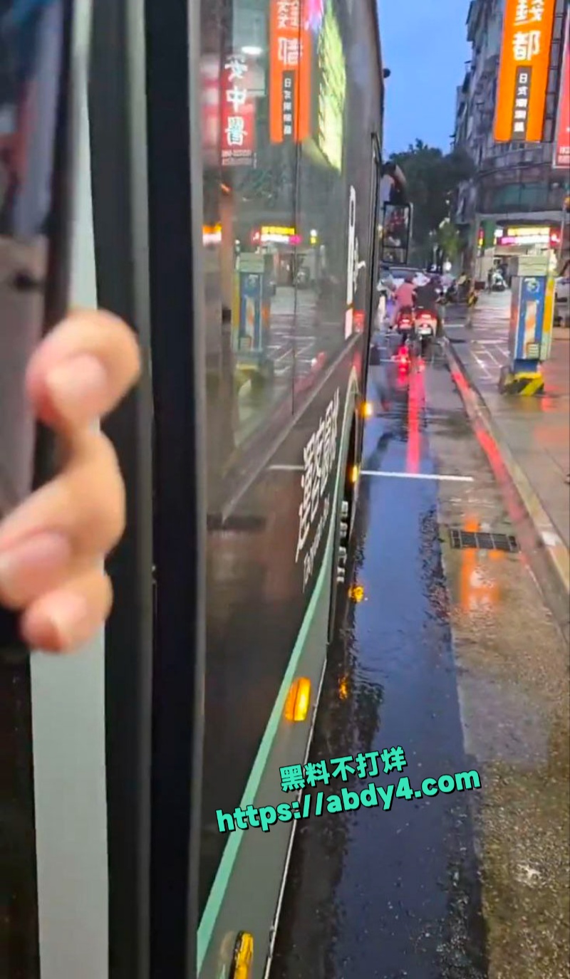 桃园中山突发一货车司机与高中生互殴 7
