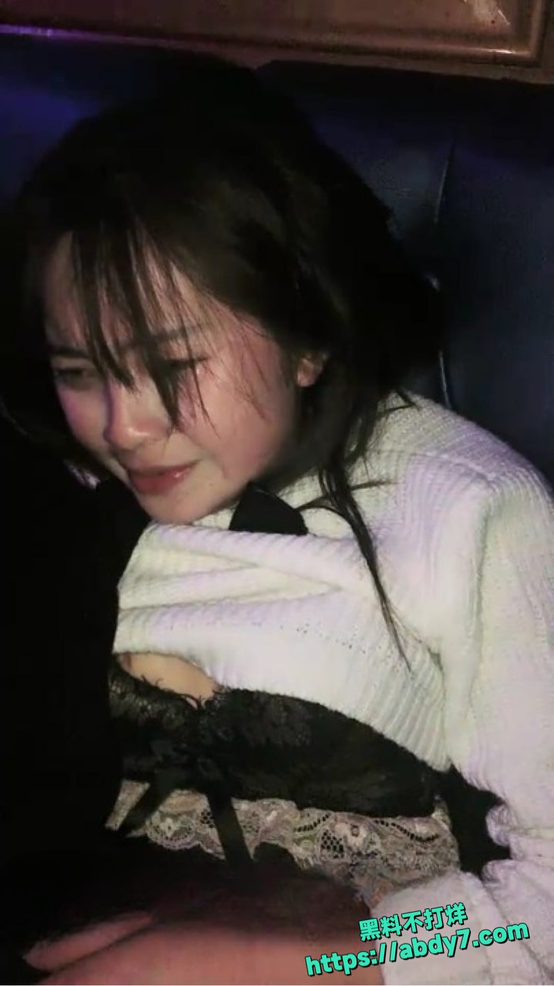 依依跟炮友KTV边唱边操视频 8
