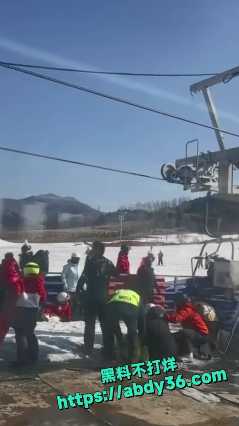 辽宁某滑雪场突发缆车失控 5