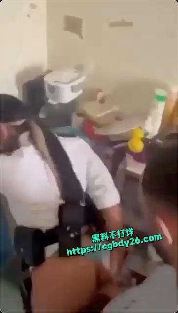 英国已婚女狱警在巡查牢房时与牢房强奸犯发成性关系3