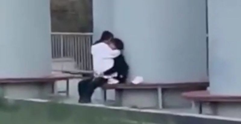 师大传媒小情侣路边啪啪 白衣女子太饥渴了疯狂扭腰 这么刺激的玩法我也想要！