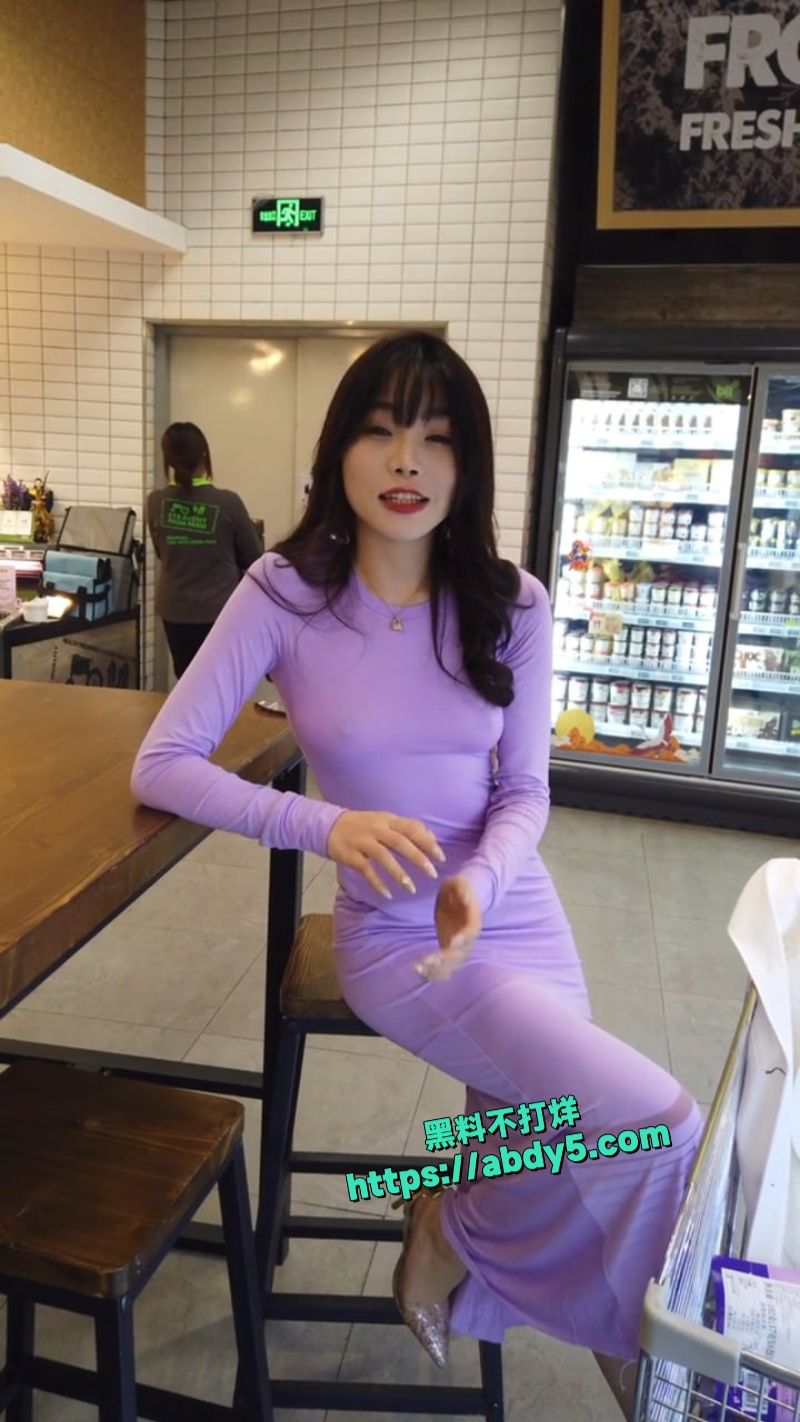 秀人网极品模特徐莉芝Booty街拍作品紫色丝裙真空凸点 1