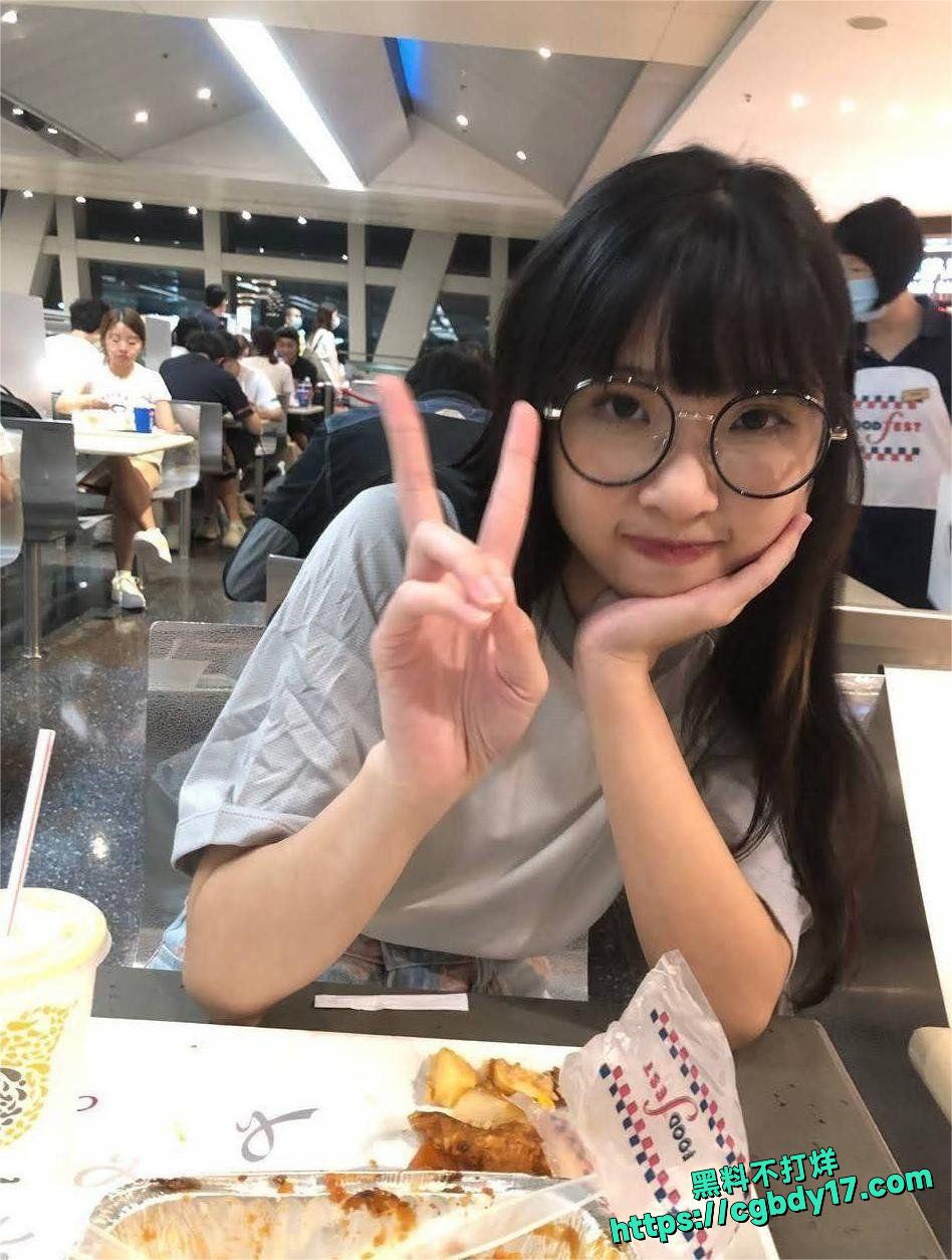 圆脸眼镜妹自拍3