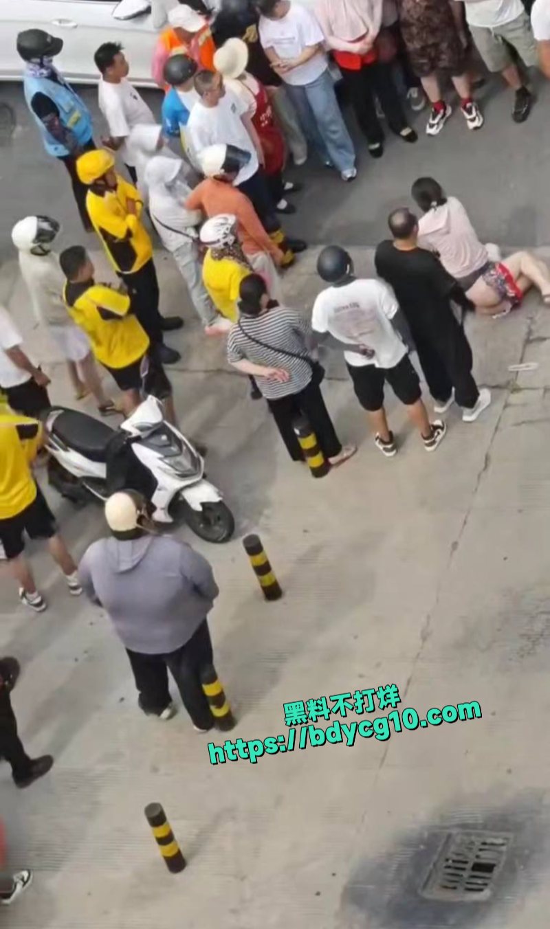 巨龙路抓奸原配大街上就给小三裤子扒了坐在身下2