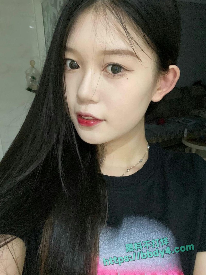 高颜值温柔女友戴眼镜自拍03