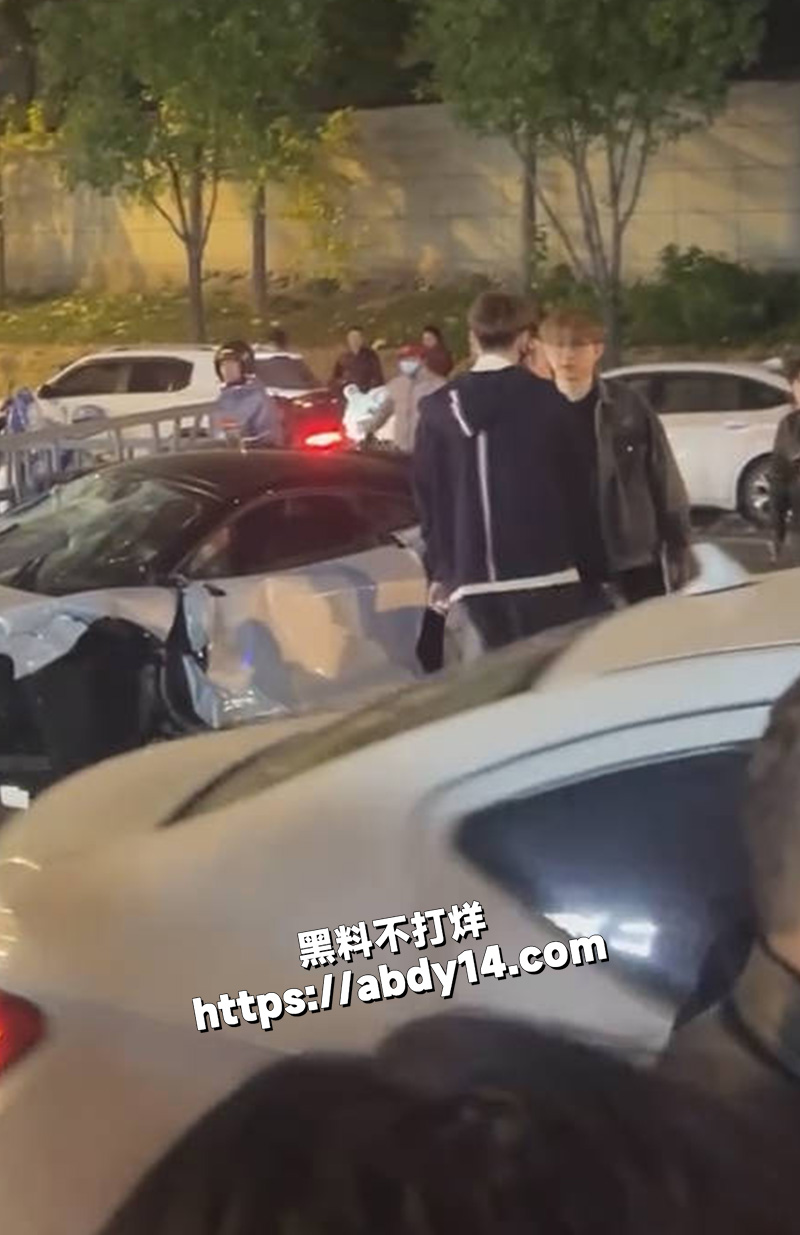 江西九江迈凯伦深夜飙车翻车4