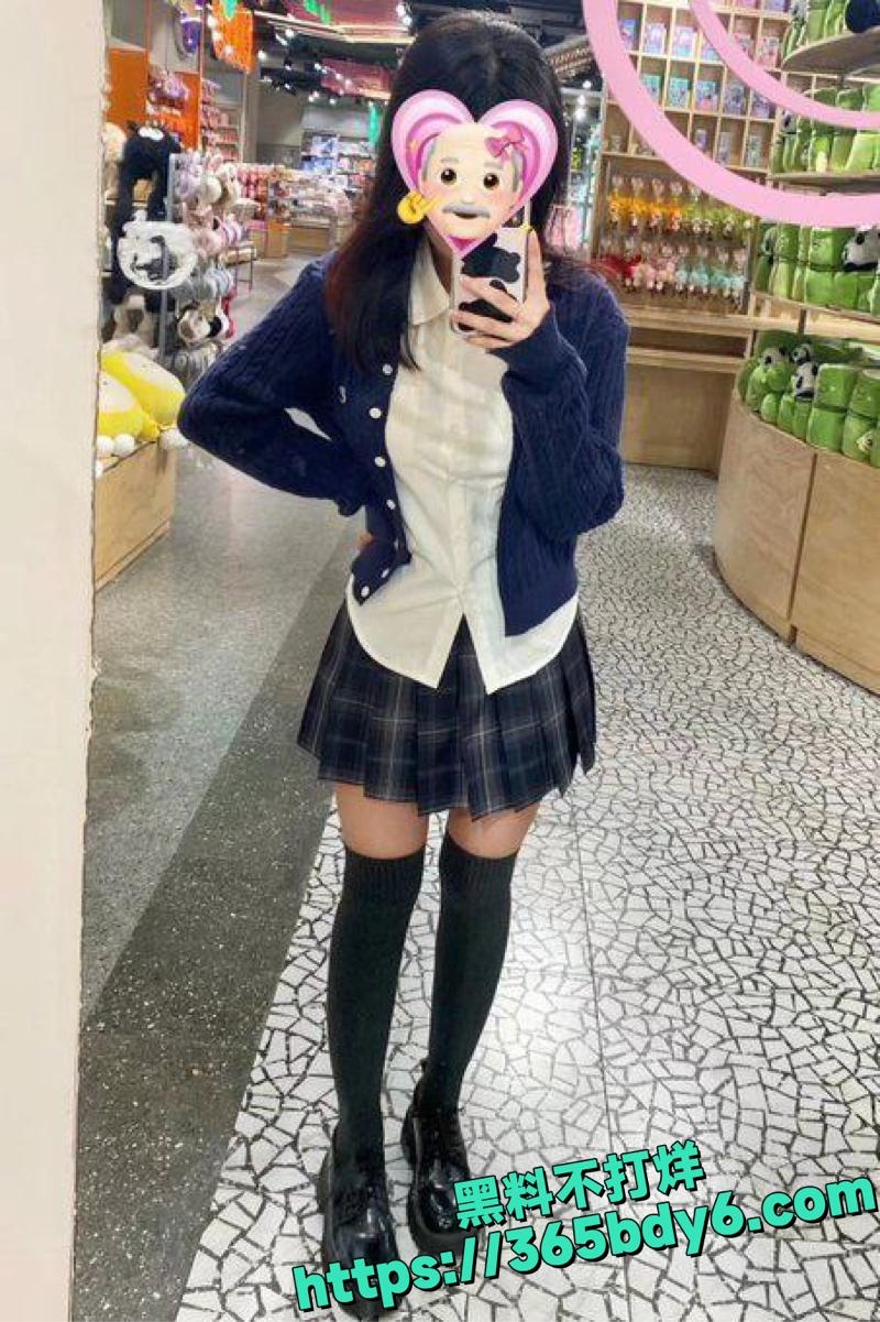 黄艺JK白丝装扮大尺度视频9