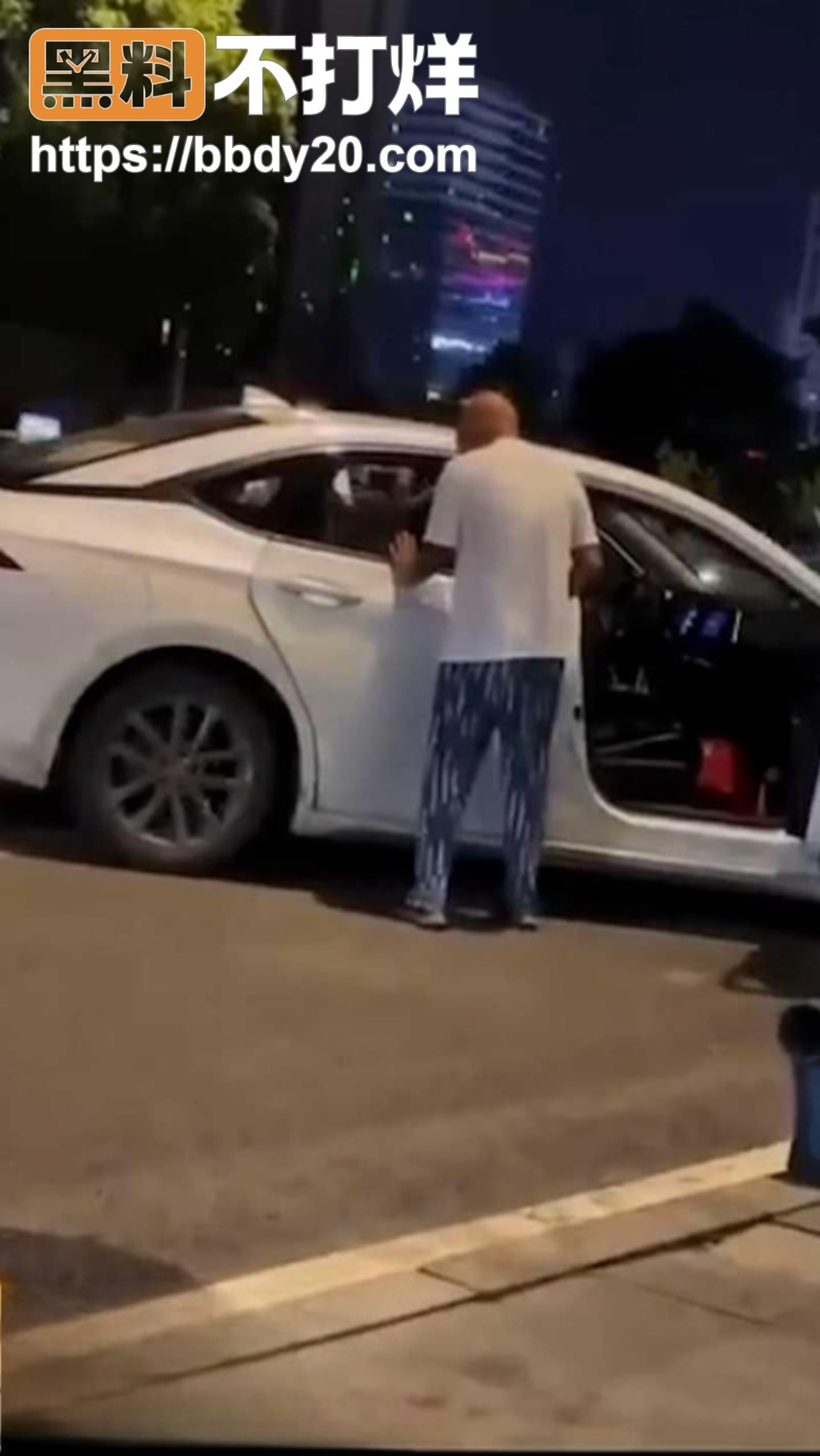 重庆街头大爷跟老婆吵架 大2