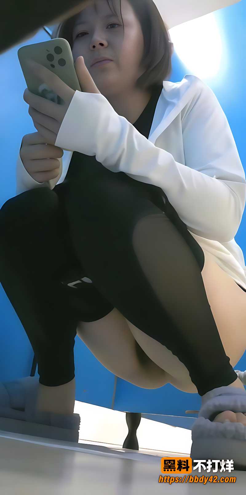 商场蓝门女厕全景偷拍5
