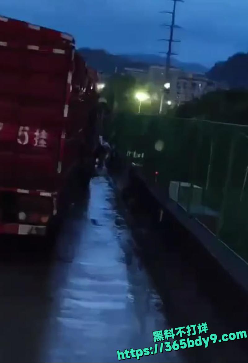 卡友野战货车旁激情开干4