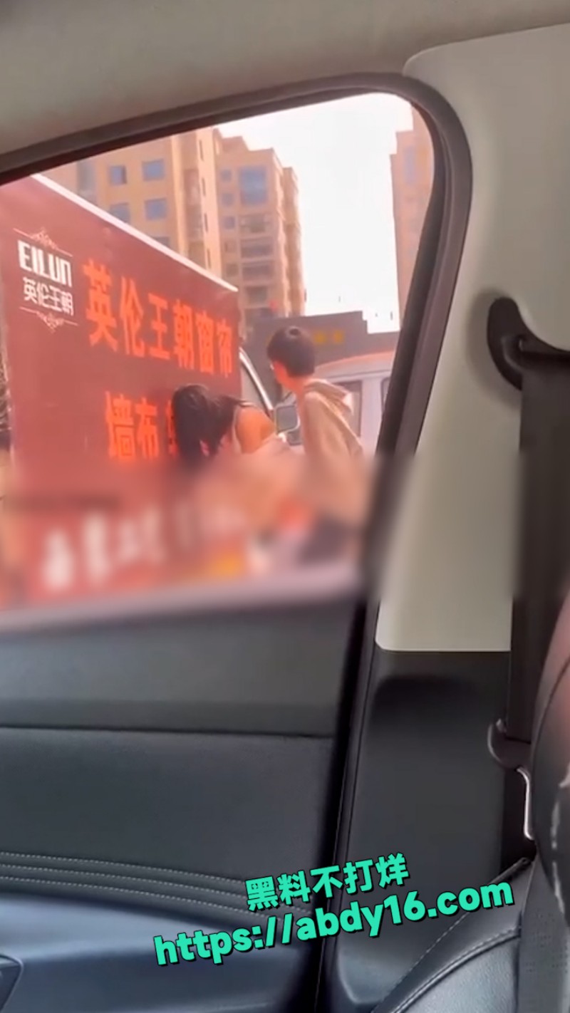 在小区门口打炮野战门事件 2
