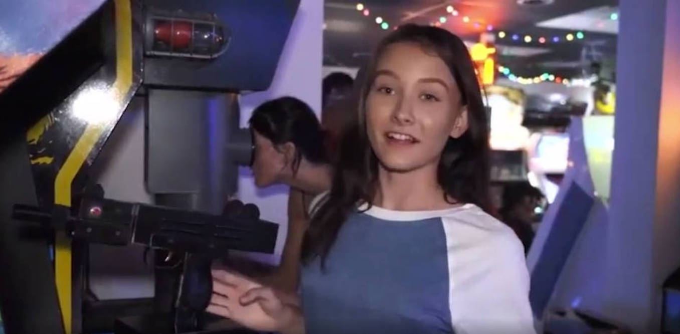 游戏厅美女直接漏奶口交骑乘 公共场合玩得太狠 刺激到极致