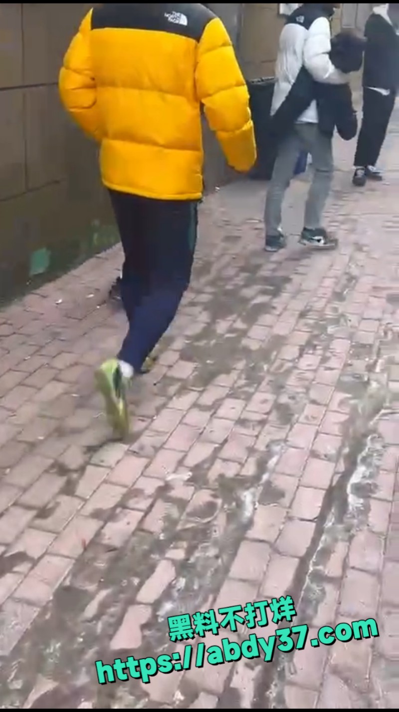 山东街头斗殴倒地爆头  14