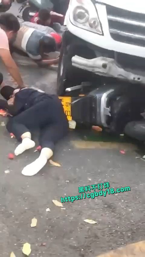 海南三亚金鸡岭路口现场，白色货车严重失控3