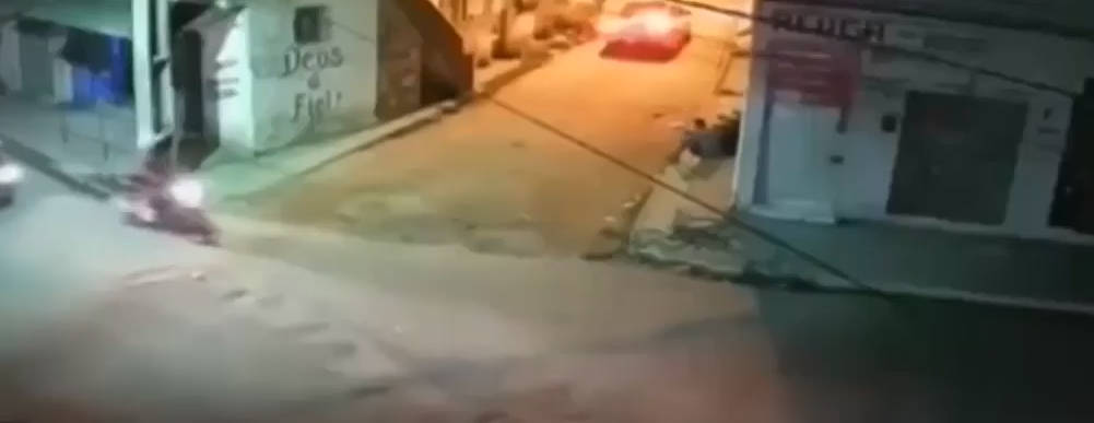 监控下十字路口枪战刺杀 路边男子坐着不知不觉被爆头 枪手任务完成太残酷