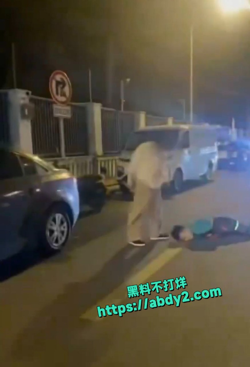 苏州南航附中东门快递员被捅伤 1
