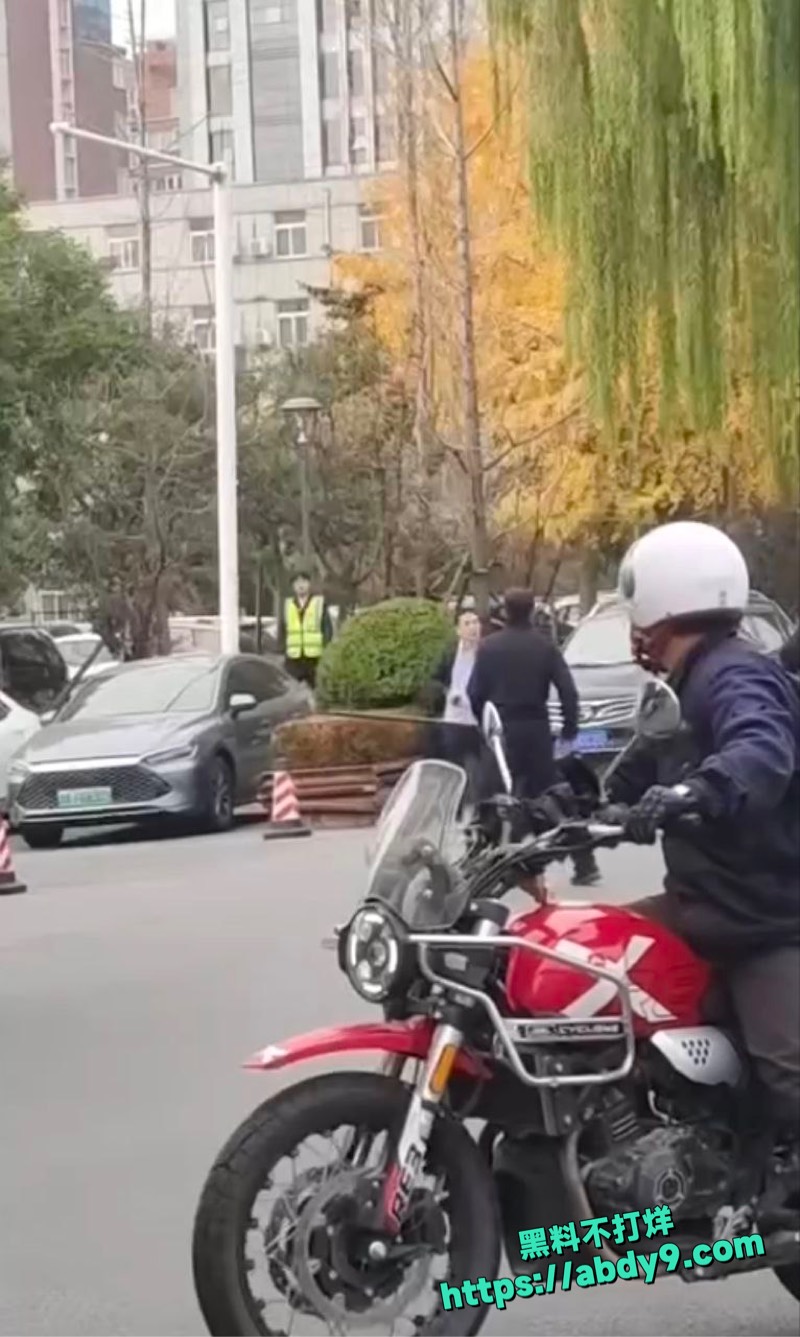 郑州花园路持刀男威胁群众3