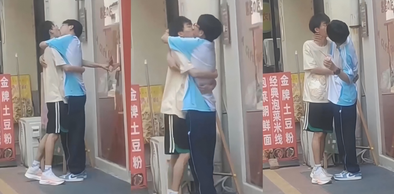 大中午街头00后俩眼镜小哥 在土豆粉店门口外 亲得忘我 路人都惊呆了