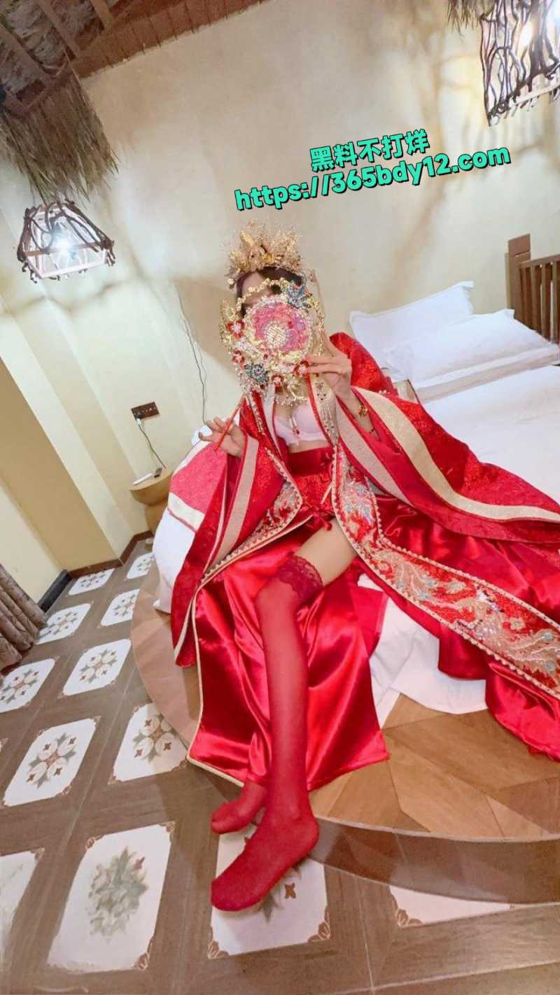 女儿身穿凤冠霞披