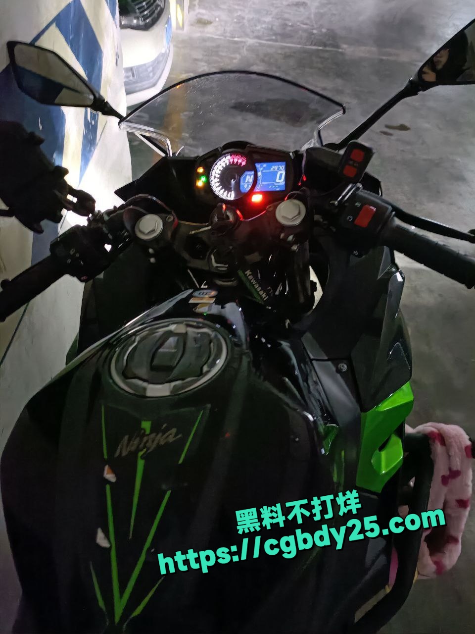成都卖逼的机车网红被金主疯狂插入体内探索蜜穴9