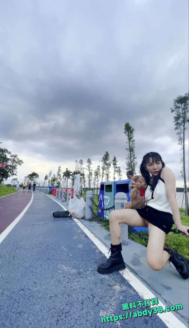 顶级户外露出博主 TonyJ和贝贝 3