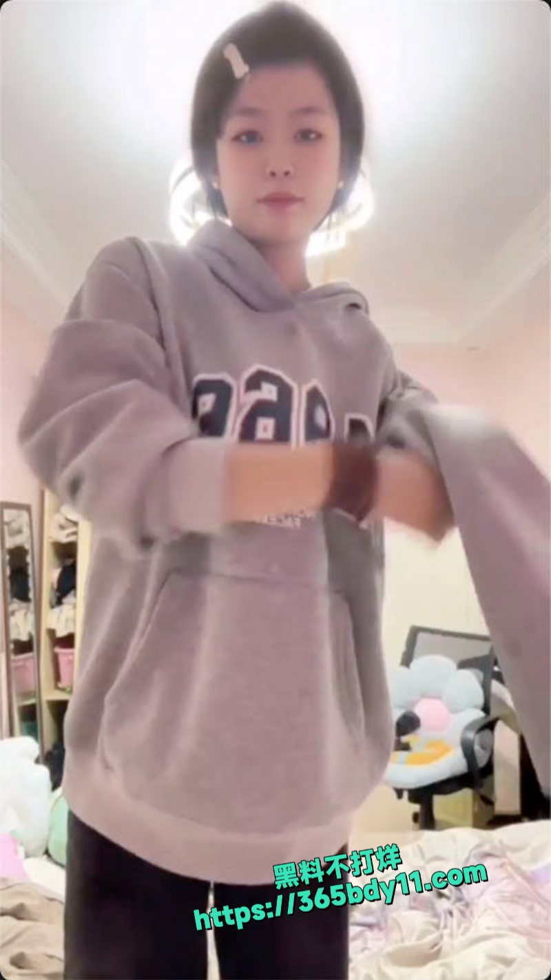 高颜值嫩妹为了偿还网贷不惜卖身1