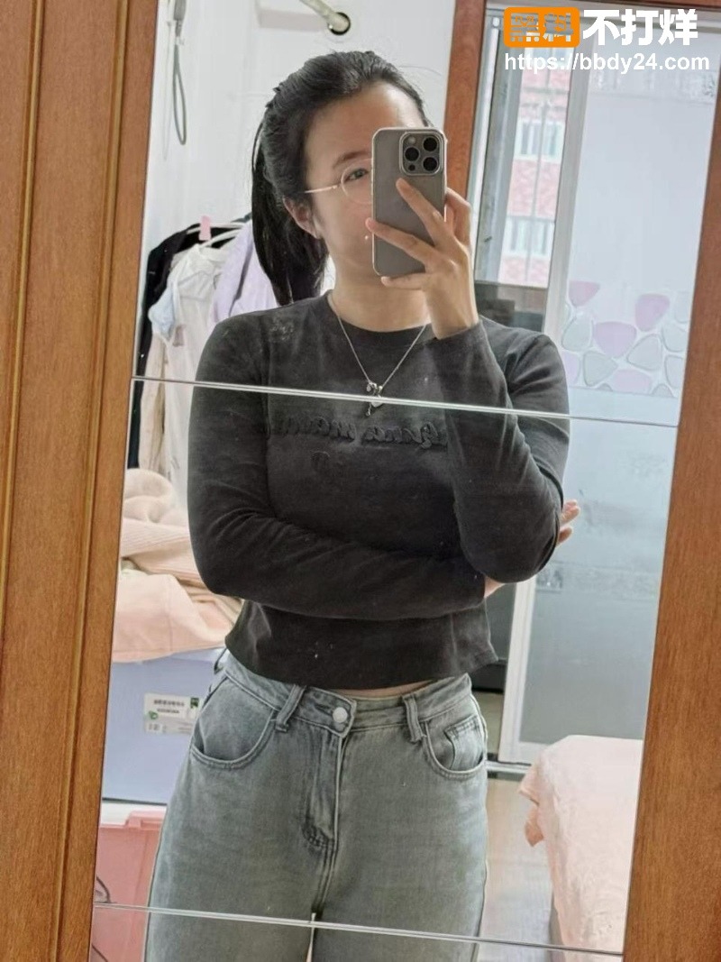 网调女孩展示蜜臀7