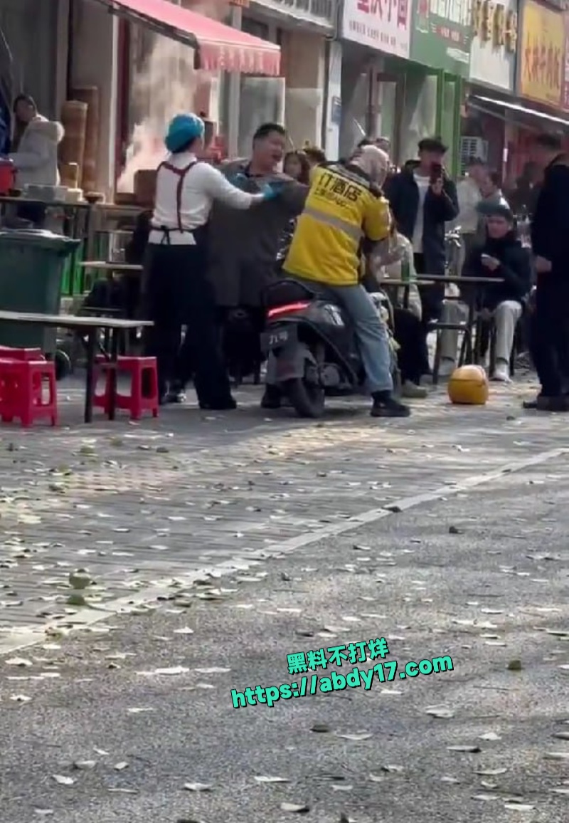美团小哥与商家发生争执被商家暴打 6
