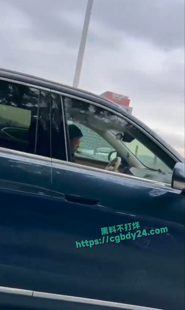 华为常务董事终端BG董事长余承东开车低头睡觉8