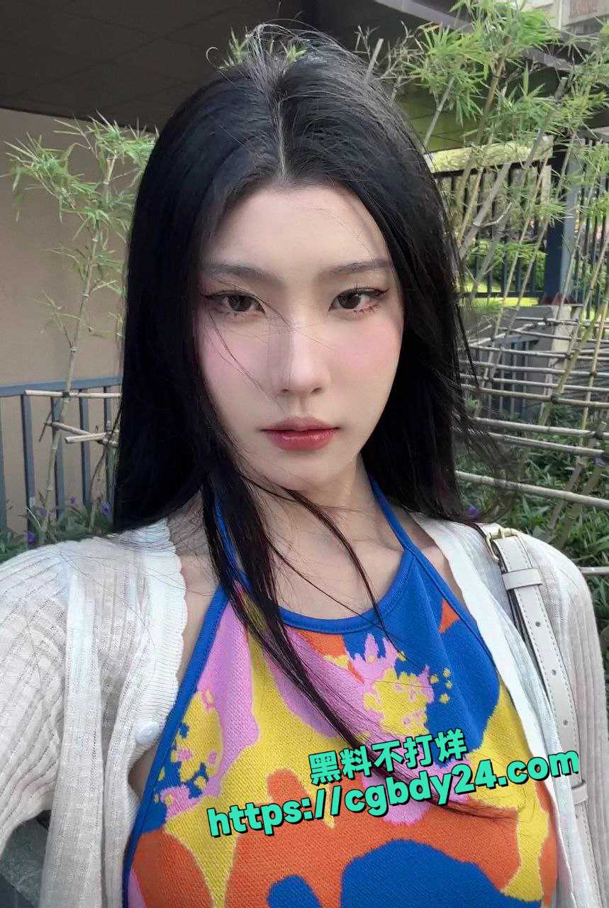 知名反差婊易直播胆胆模拟手势助你发射2