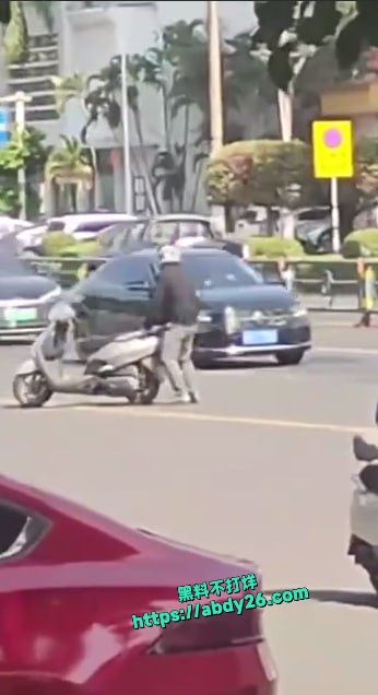 男子在马路中间狂操自己的摩托车 5