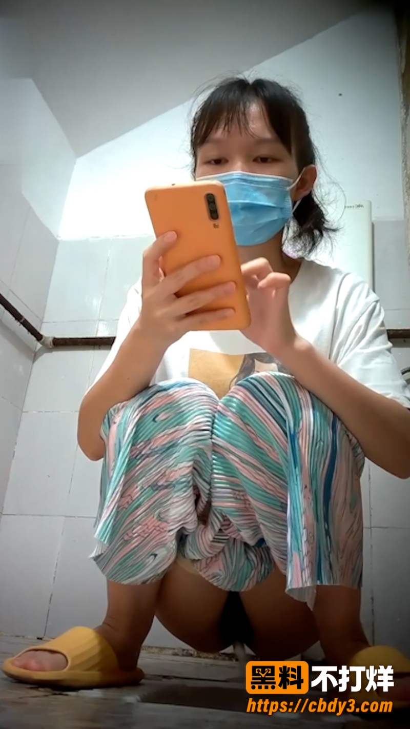 厕拍大神潜入商场女厕前景偷拍 8
