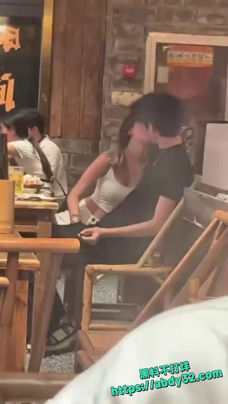 眼镜妹手摸鸡巴视频2