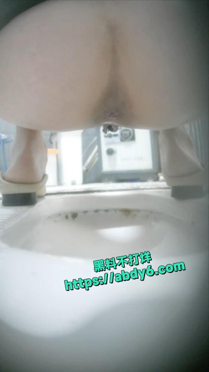 商场厕所安装摄像头偷看多位美女少妇前来尿尿4