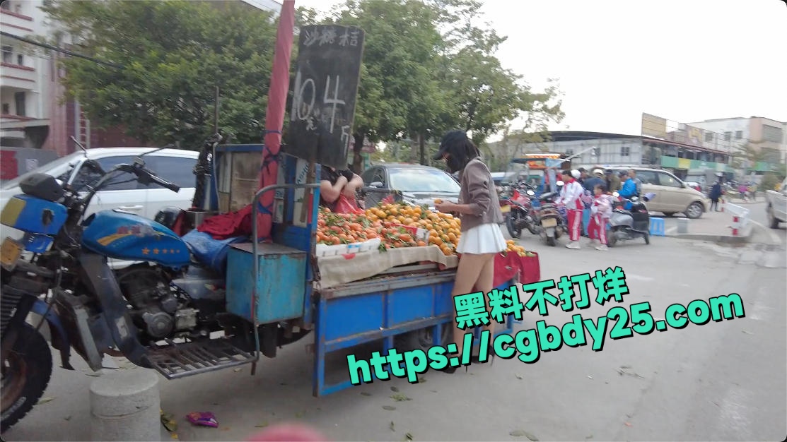 超大胆御姐直接在沙滩商场各种人多的地方全裸露出1