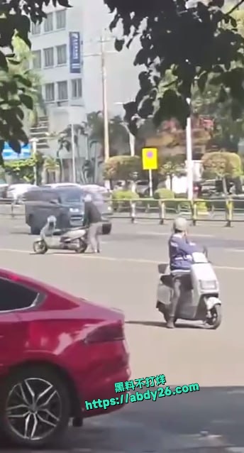 男子在马路中间狂操自己的摩托车 2