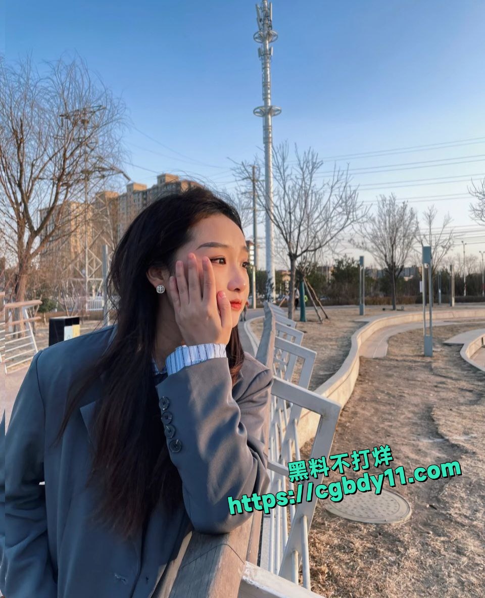 包头轻工技术学院反差嫩妹王静 求财下海玩裸聊 (3)