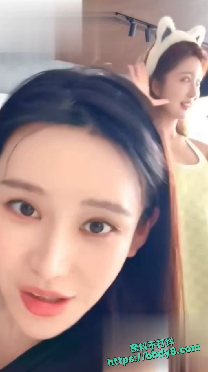 美女主播弯腰无意露了乳头9