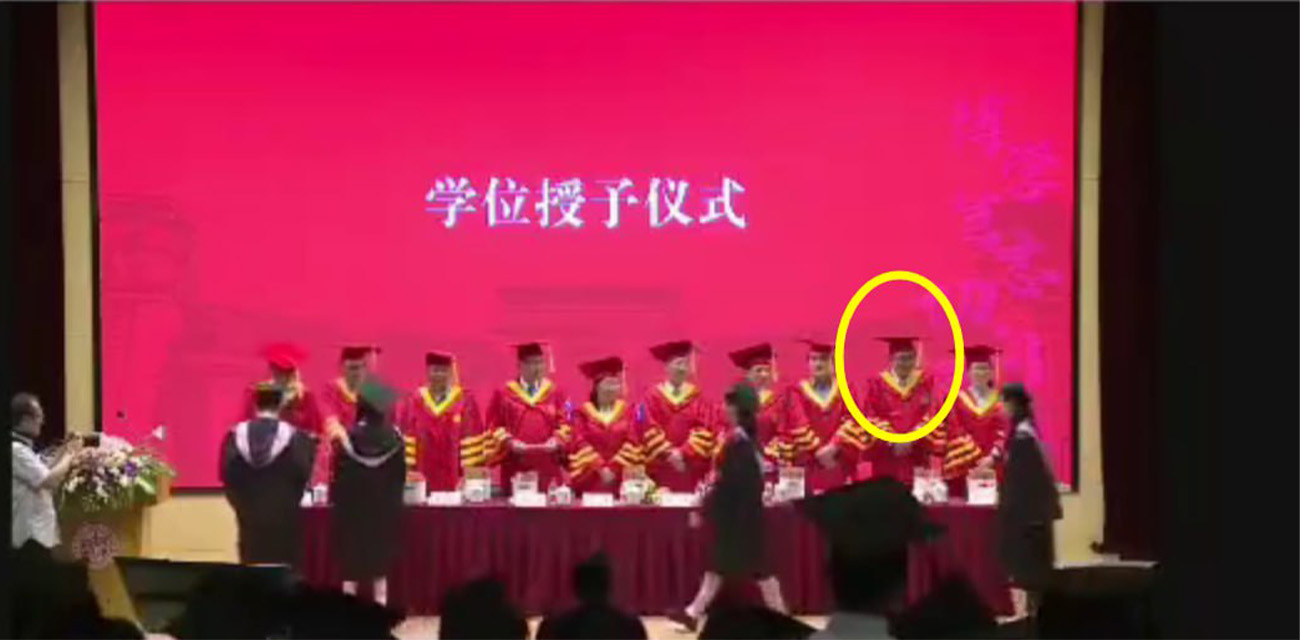 复旦大学法学院毕业典礼上 一名毕业生殴打60多岁老教授 本来想打院长 结果发现打错人了